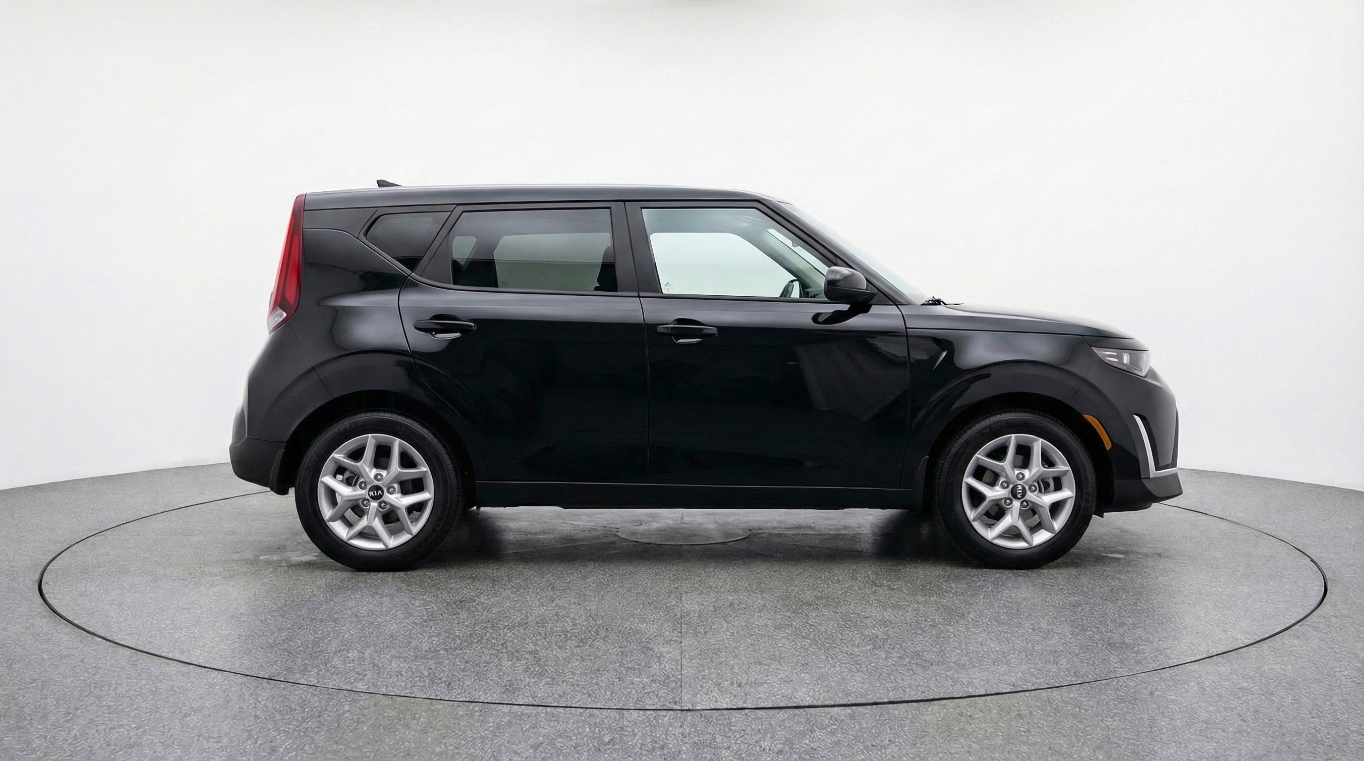 Used 2025 Kia Soul LX w/ LX Technology Package FWD image 11