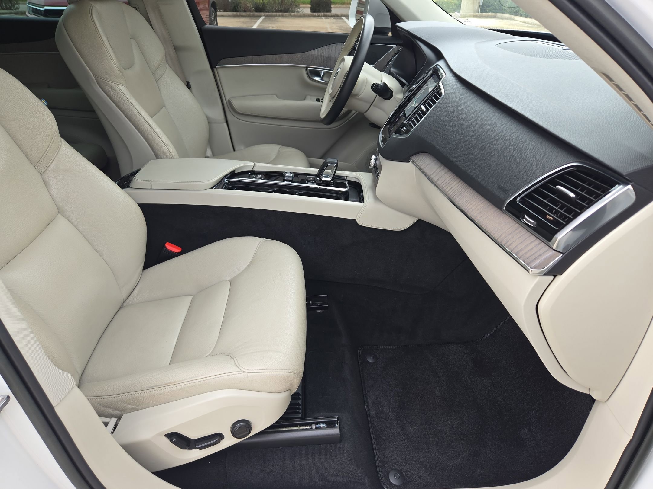 Used 2023 Volvo XC90 B6 Plus AWD/4WD image 28