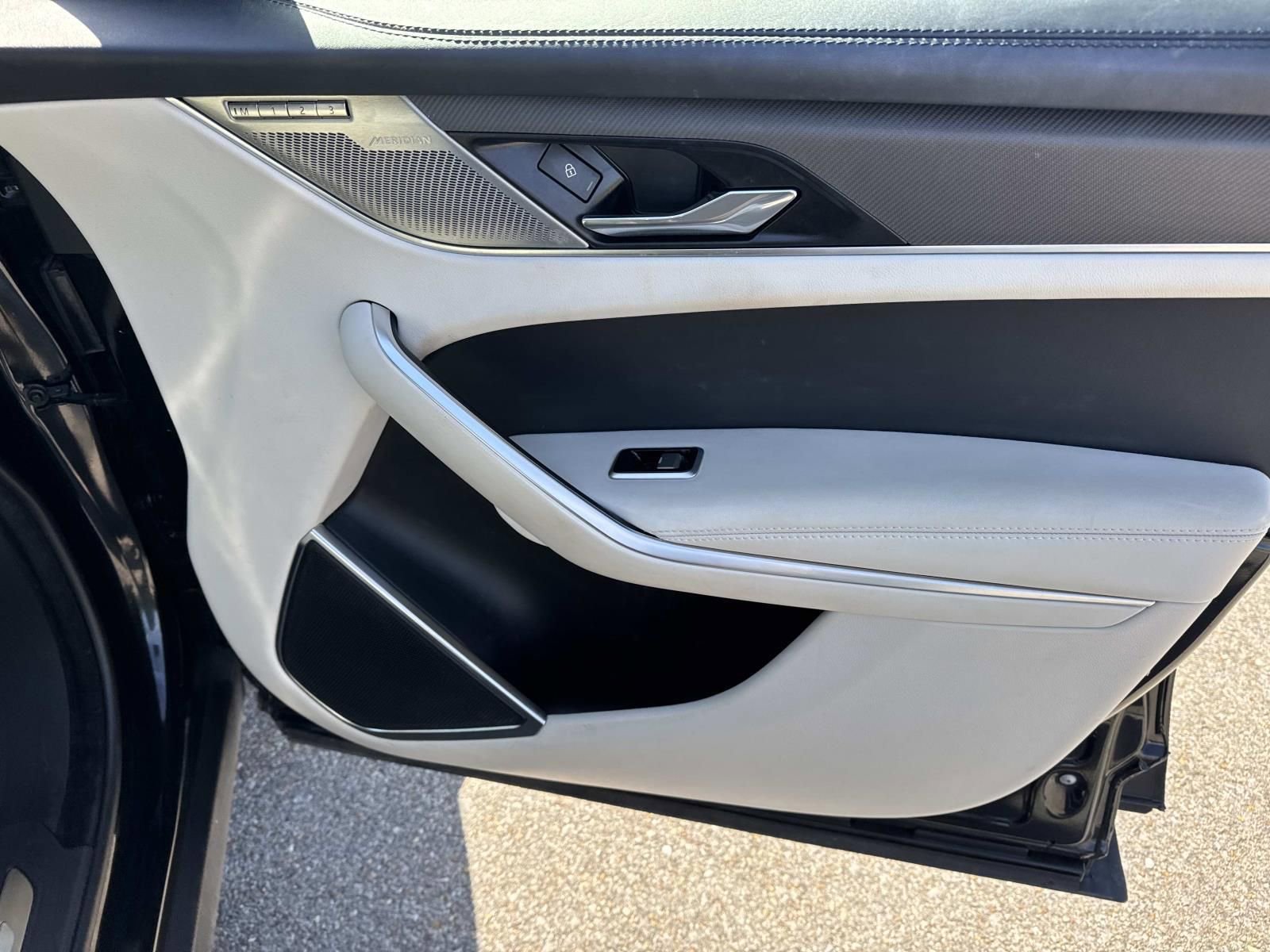 Used 2023 Jaguar F-PACE SVR image 14