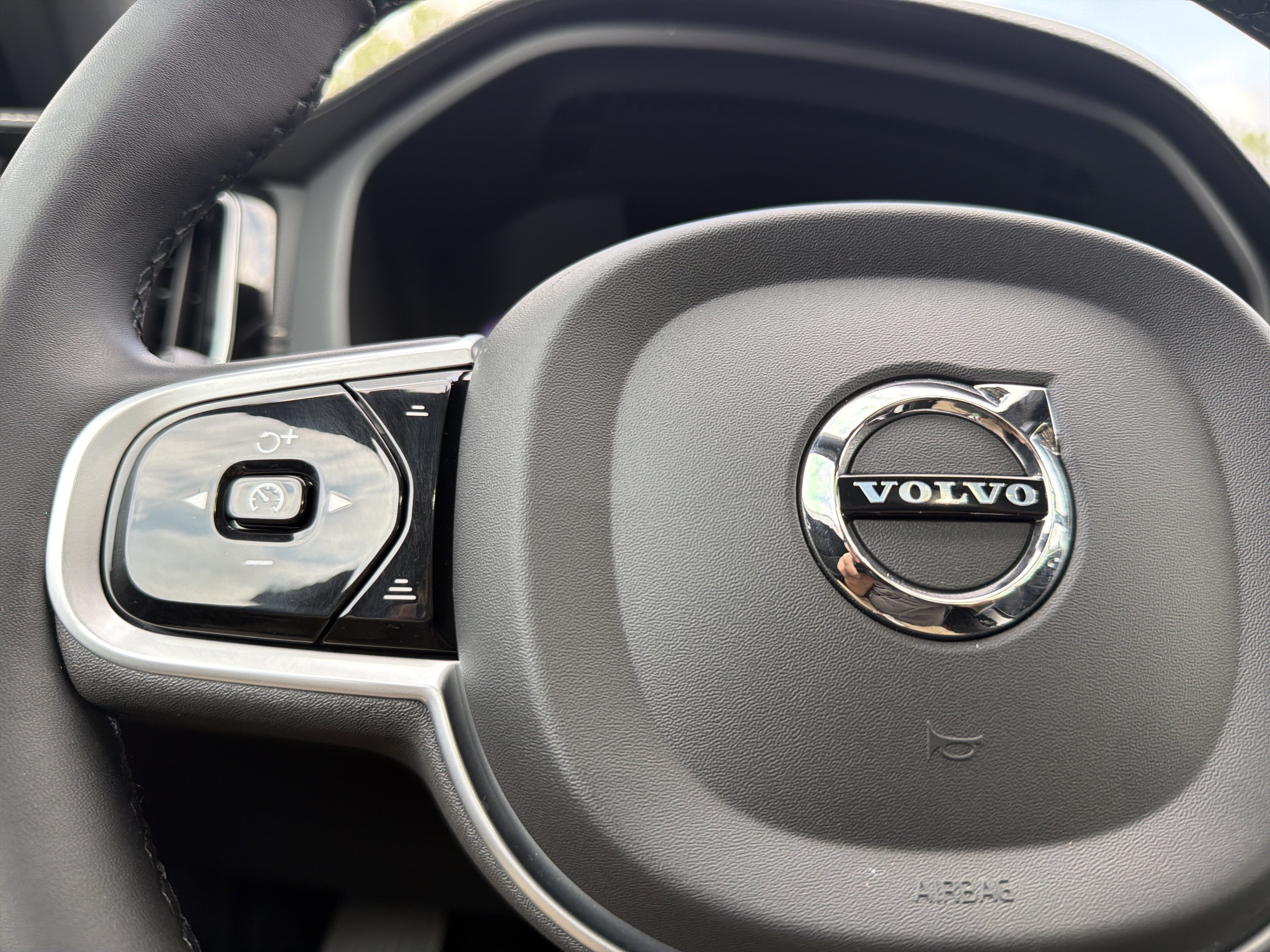 Used 2022 Volvo XC60 T8 R-Design w/ Advanced Package AWD/4WD image 8
