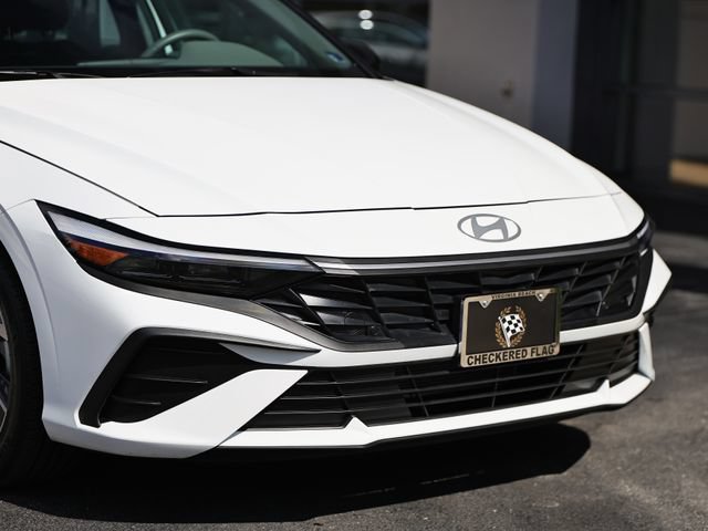 Used 2025 Hyundai Elantra Sport FWD image 2
