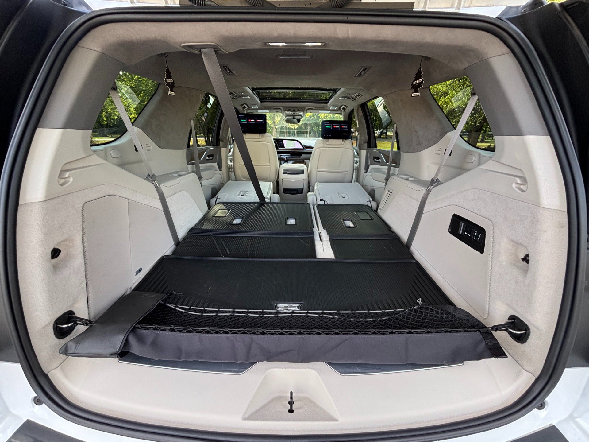 Used 2024 Cadillac Escalade Premium Luxury Platinum w/ LPO, Floor Liner Package AWD/4WD image 31