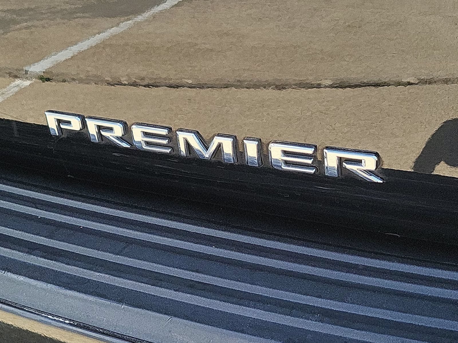 Certified 2025 Chevrolet Suburban Premier AWD/4WD image 31