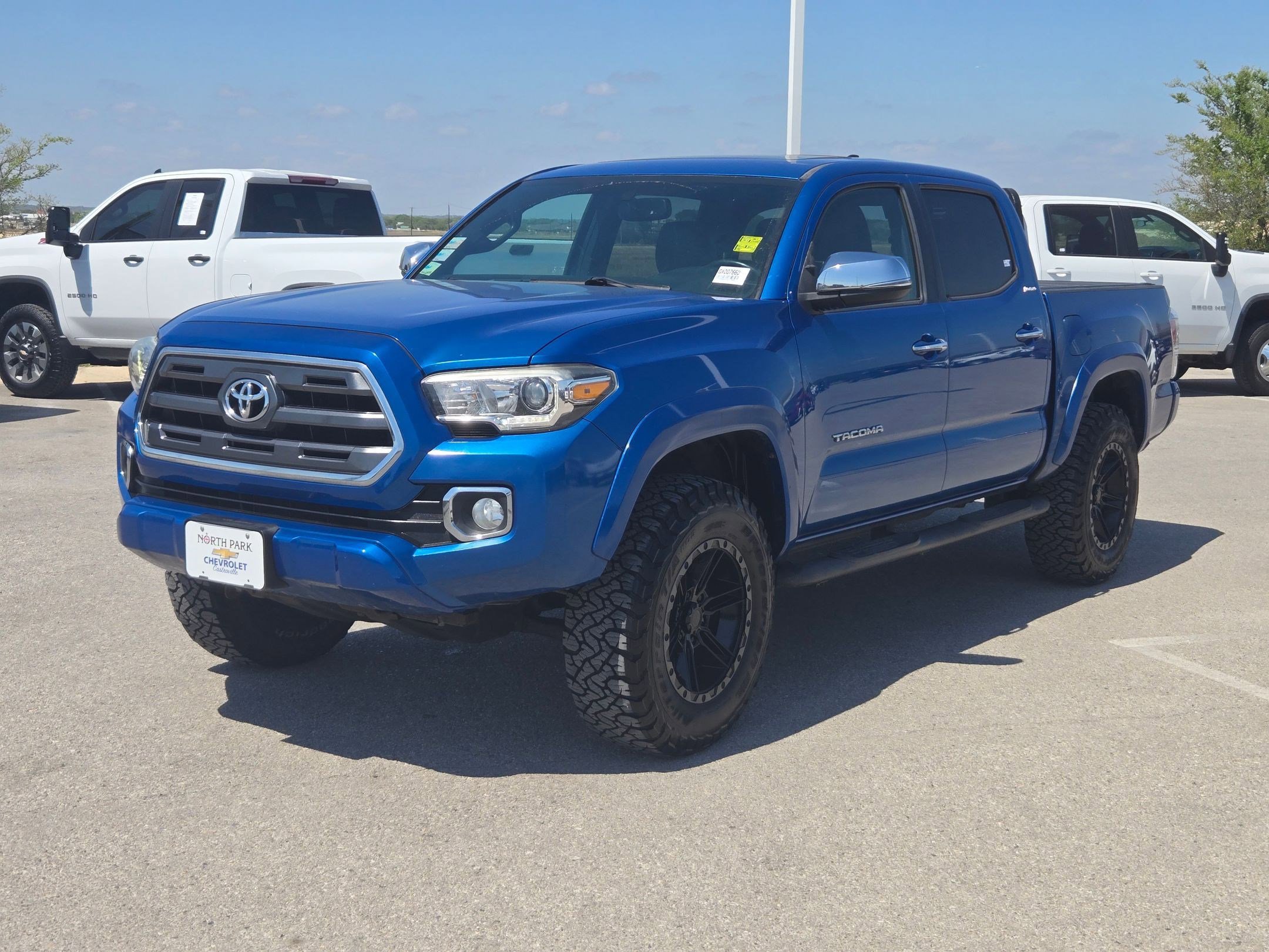 Used 2016 Toyota Tacoma Limited w/ Towing Package image 7
