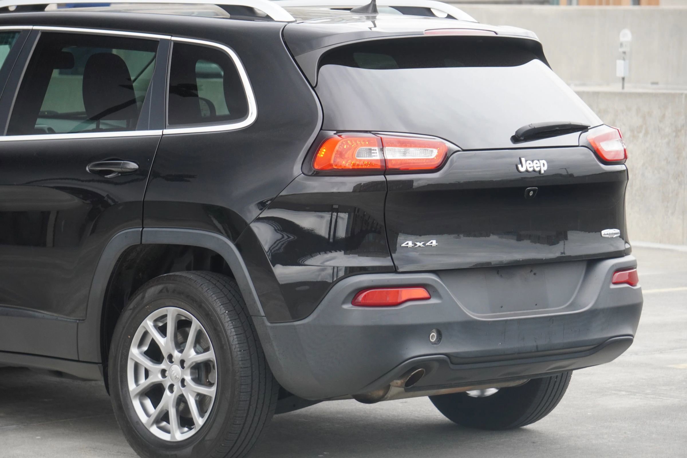 Used 2018 Jeep Cherokee Latitude Plus w/ Cold Weather Group image 21