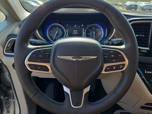 Used 2024 Chrysler Pacifica Touring-L image 22