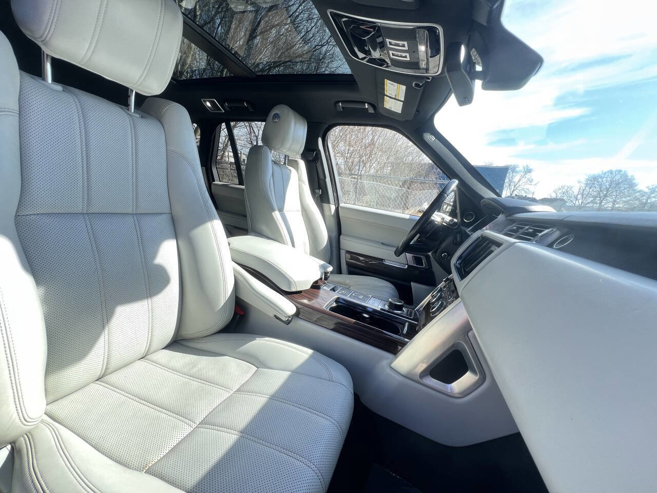 Used 2015 Land Rover Range Rover HSE image 16