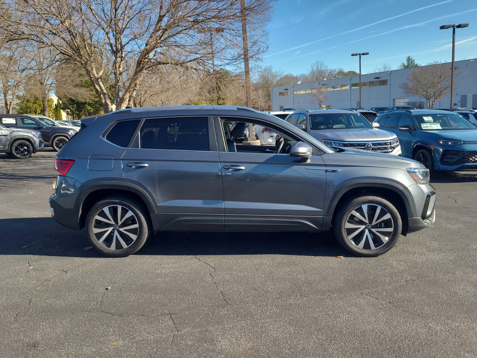 Used 2022 Volkswagen Taos SE image 4