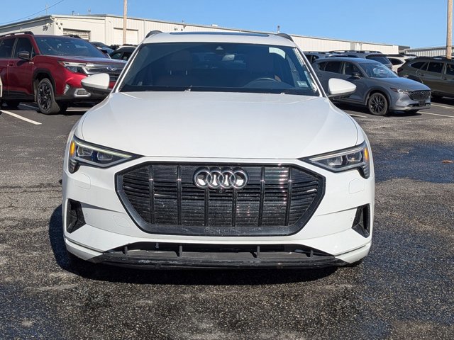 Used 2022 Audi e-tron Premium Plus w/ Premium Plus Package image 2