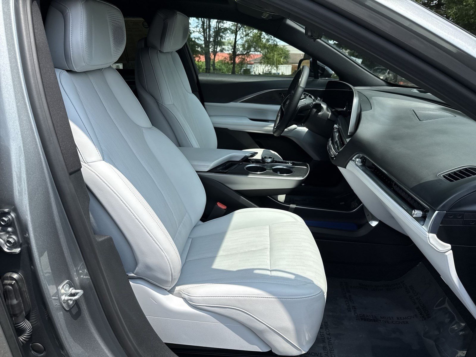 Used 2024 Cadillac Lyriq Luxury AWD/4WD image 24