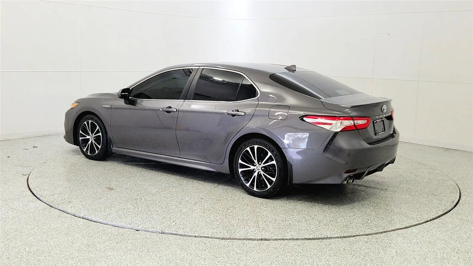 Used 2020 Toyota Camry SE image 5