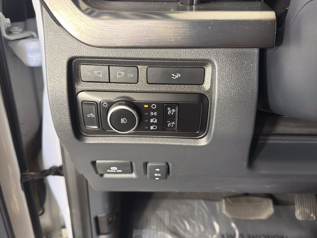 Used 2023 Ford F350 Lariat w/ Sport Appearance Package AWD/4WD image 15
