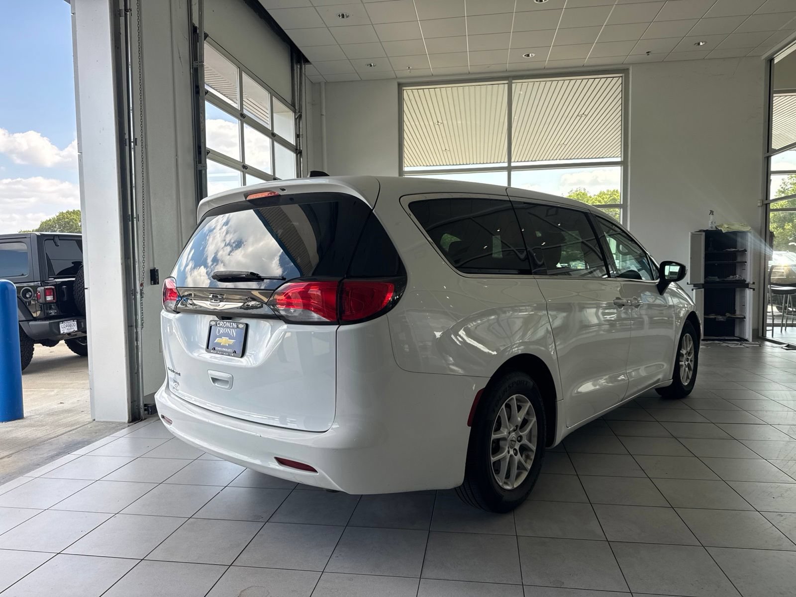 Used 2023 Chrysler Voyager LX FWD image 4