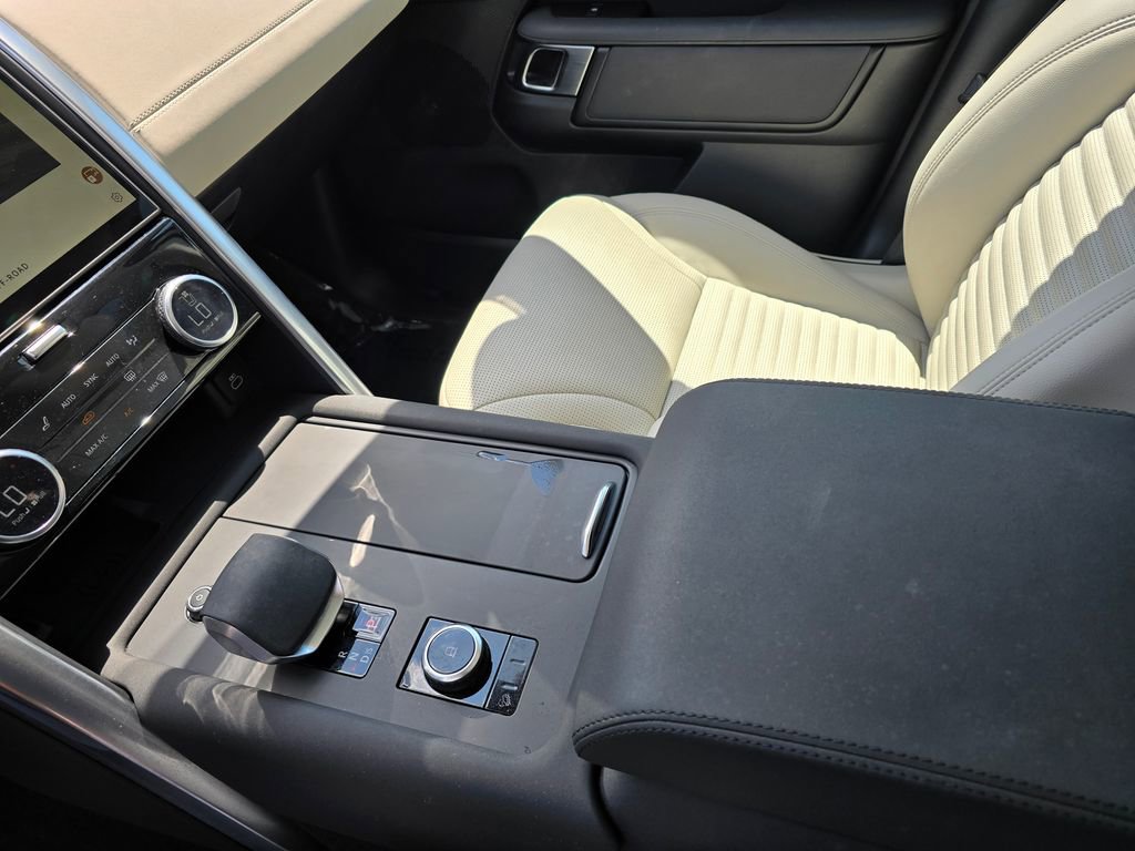 Used 2025 Land Rover Discovery S image 26