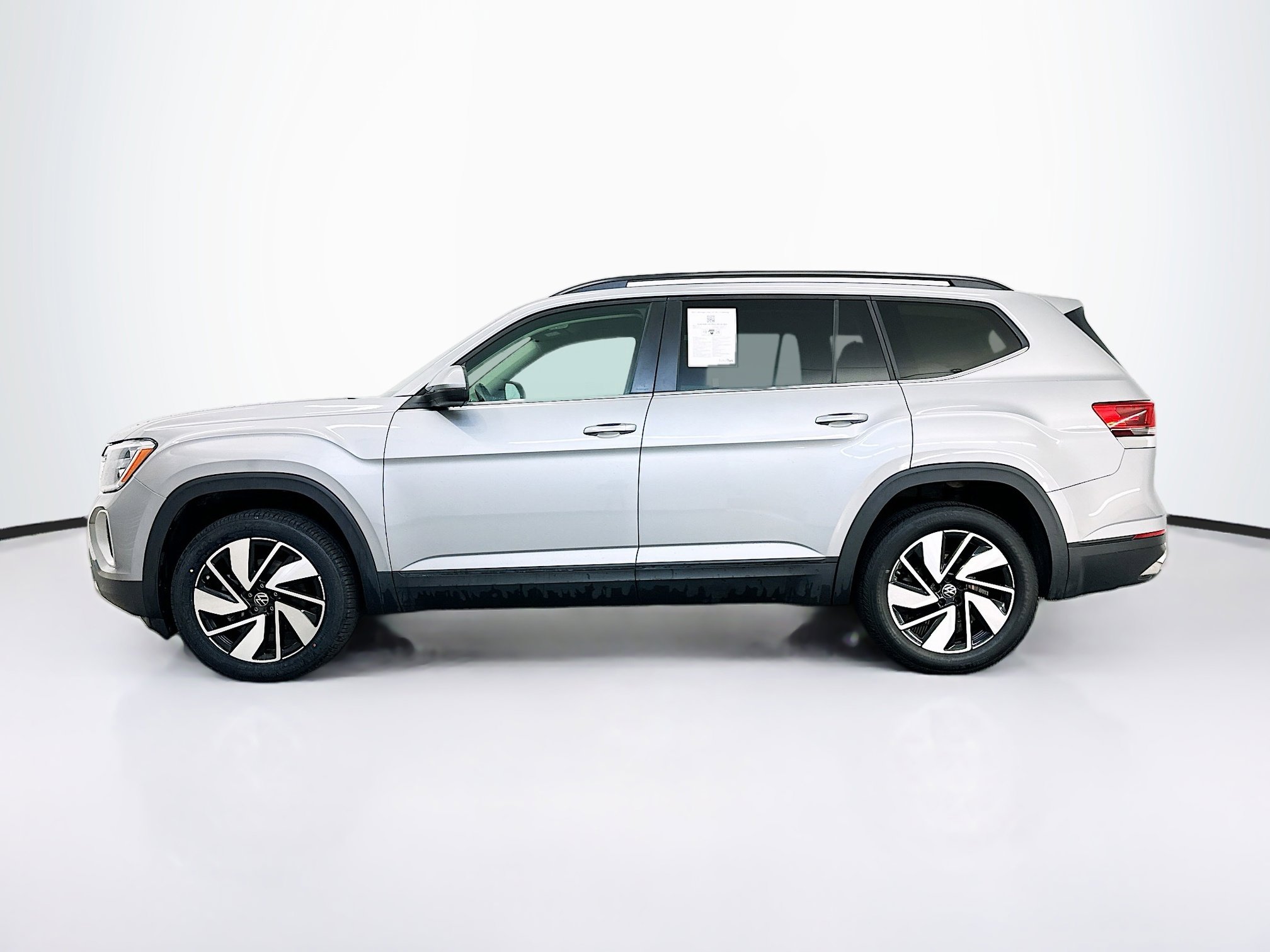 Used 2025 Volkswagen Atlas SE AWD/4WD image 4