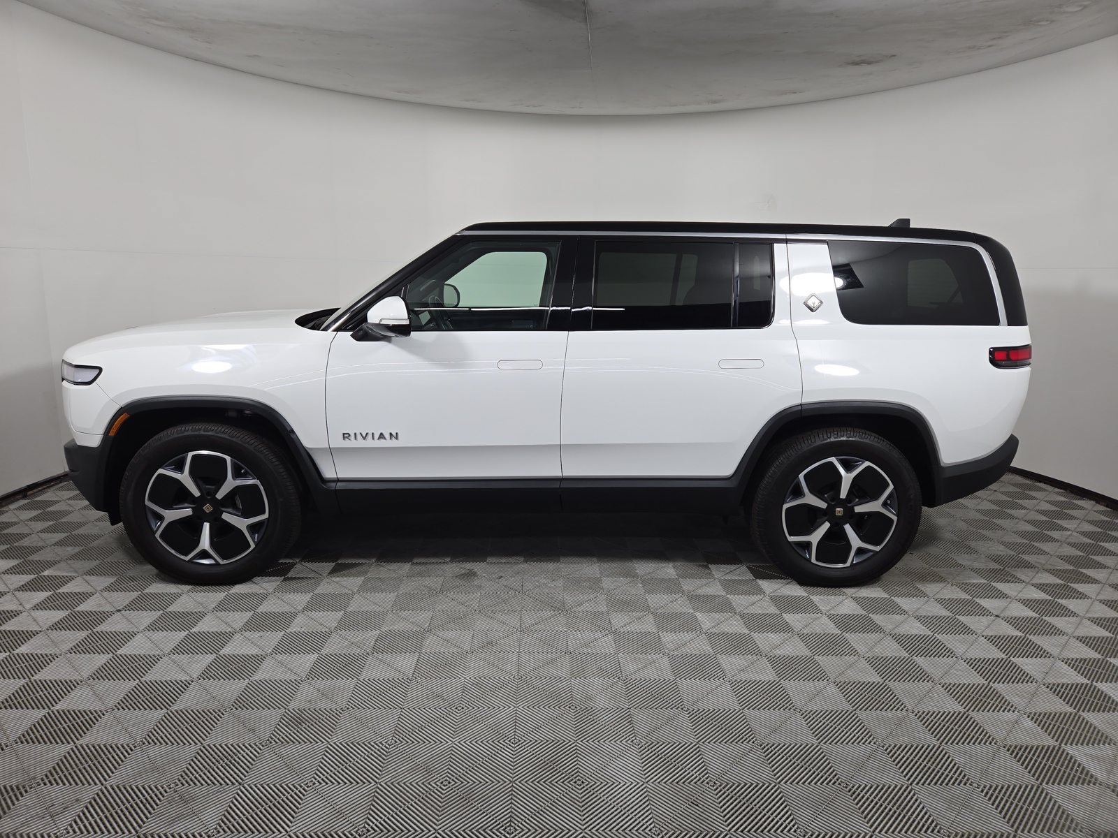 Used 2024 Rivian R1S Adventure Dual AWD/4WD image 2