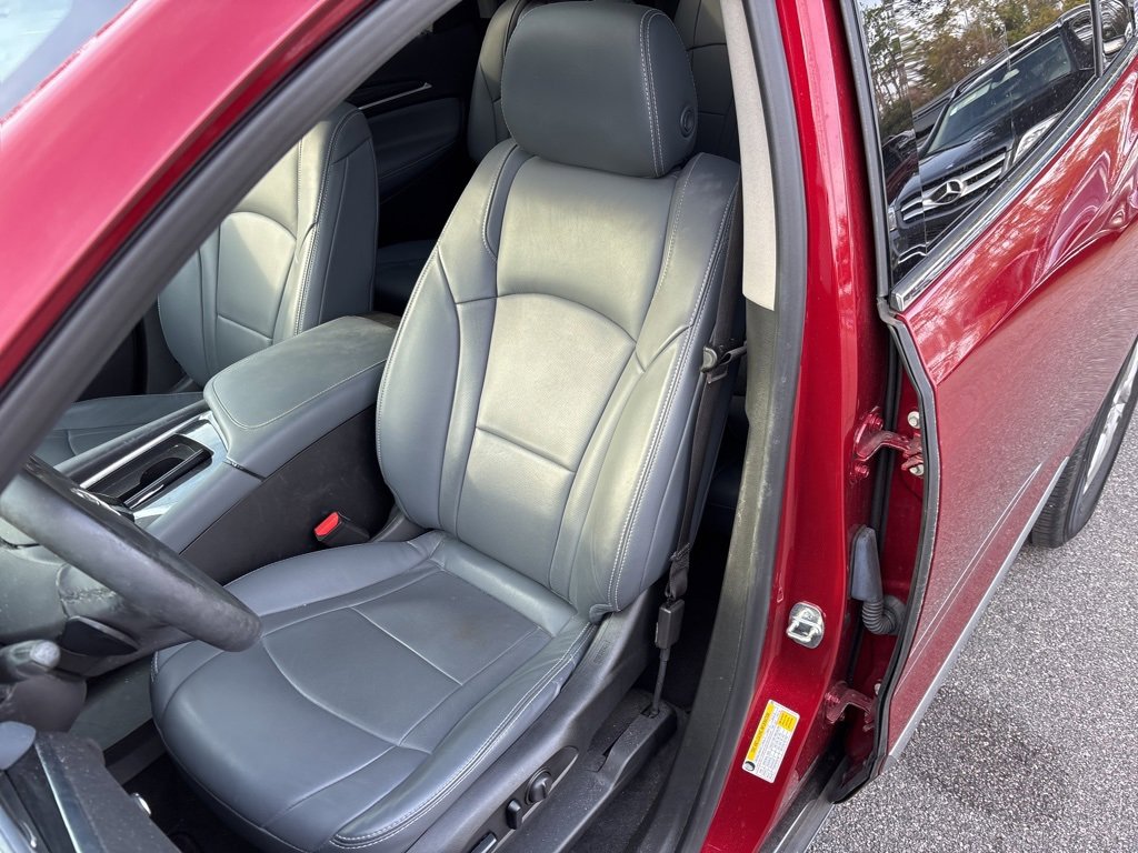 Used 2019 Buick Enclave Essence image 2