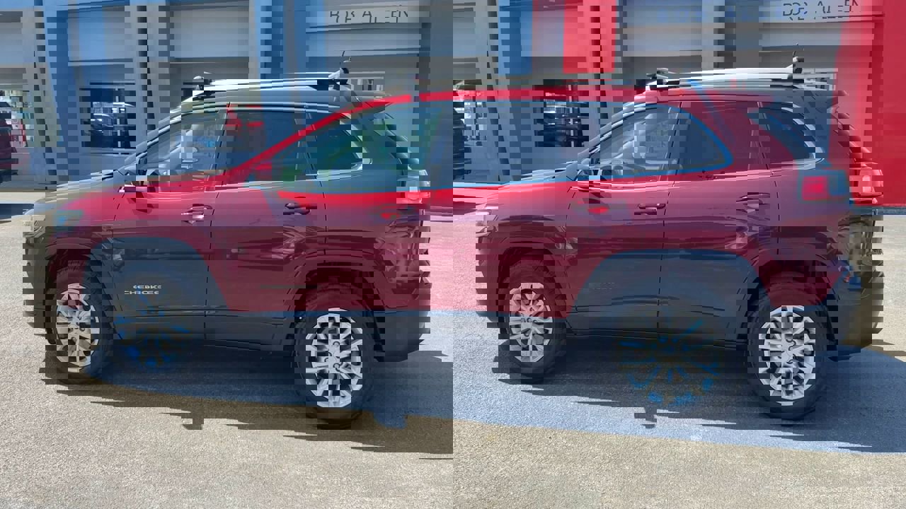 Used 2019 Jeep Cherokee Latitude w/ Popular Appearance Group image 4