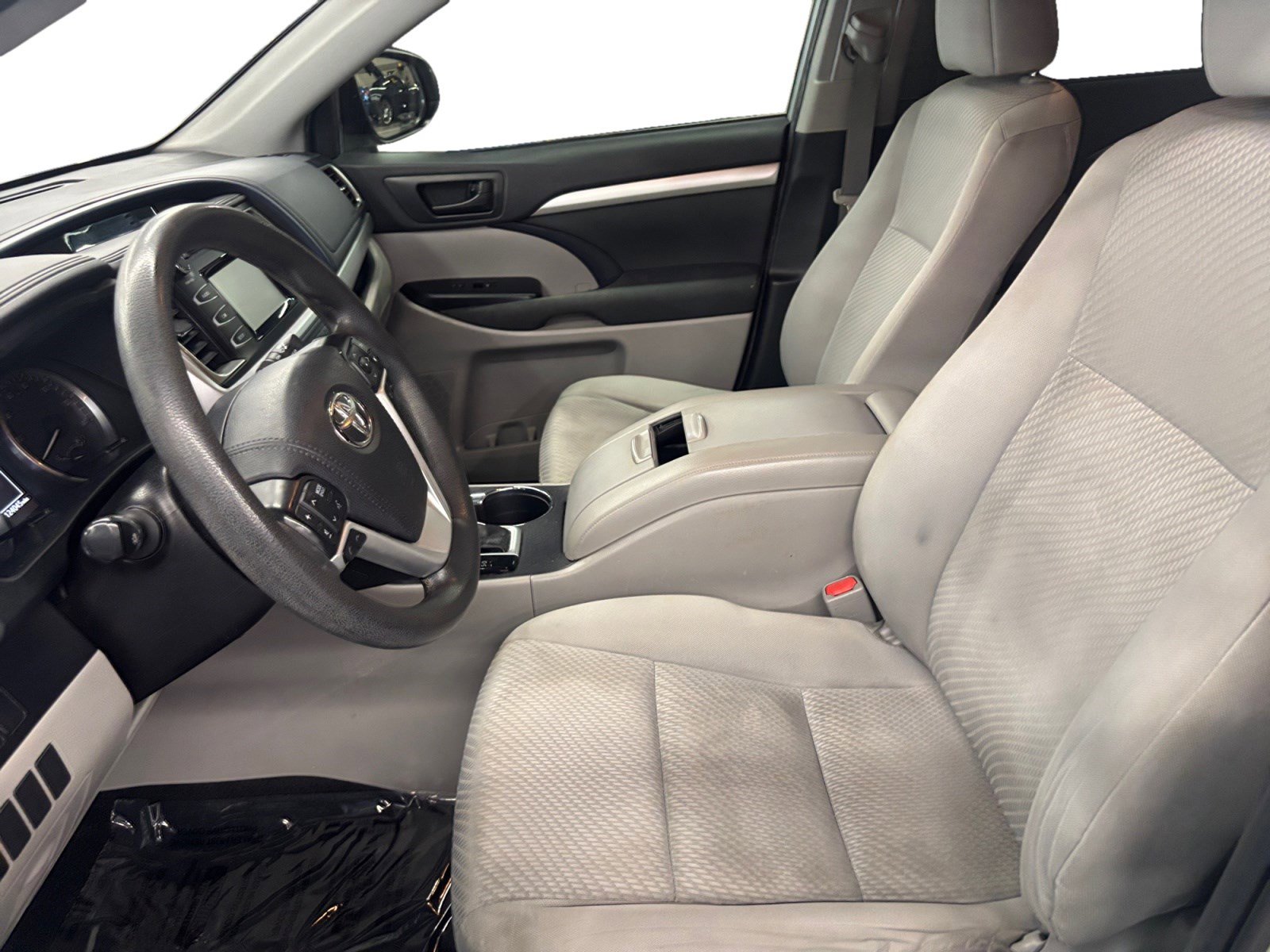 Used 2019 Toyota Highlander LE FWD image 9