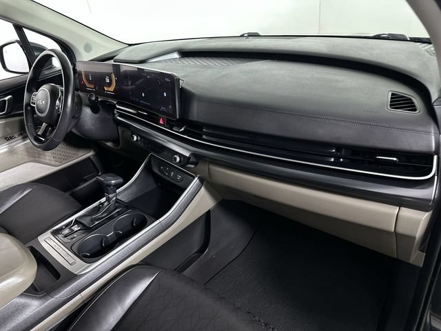 Used 2025 Kia Carnival FWD image 30