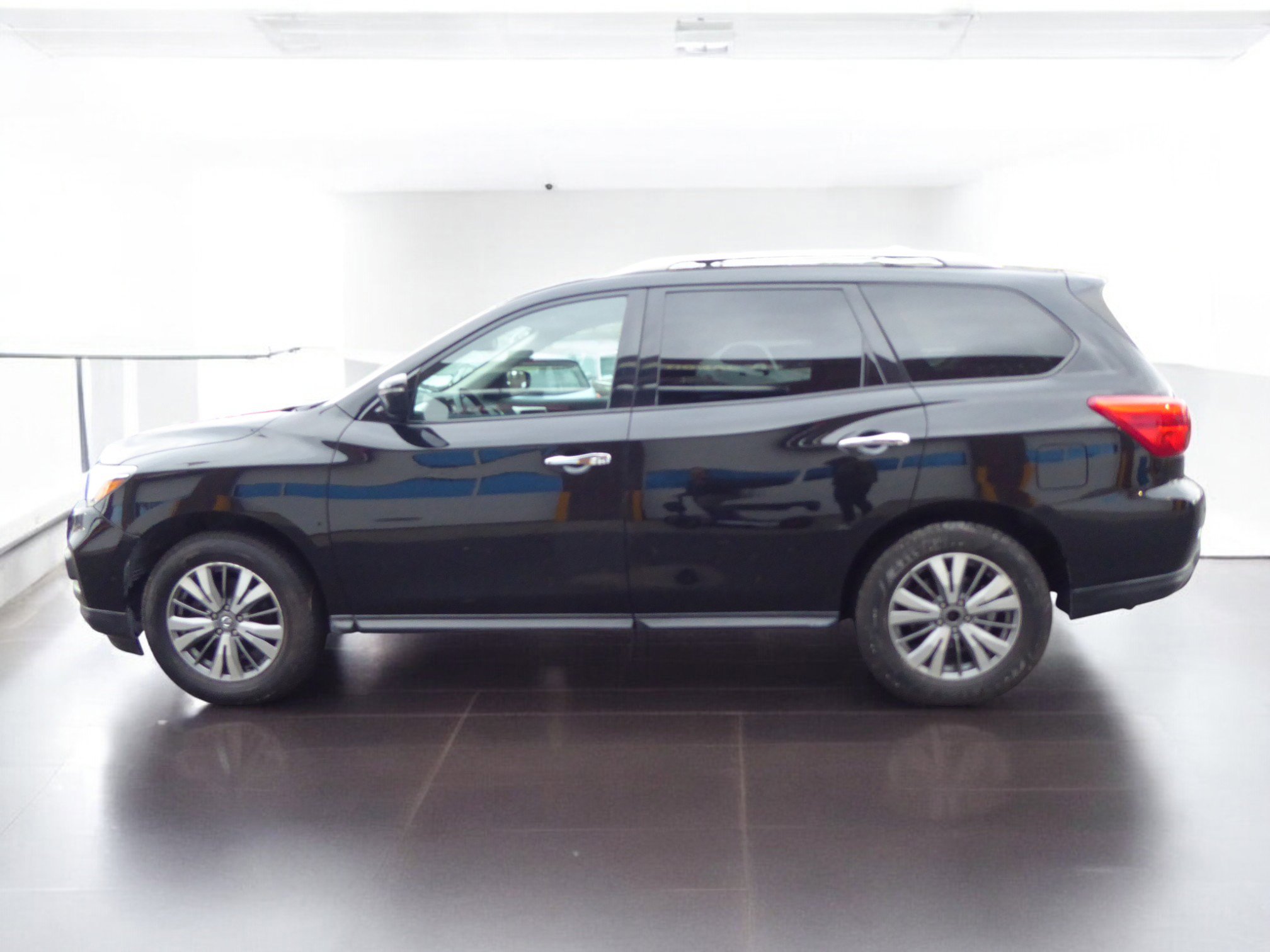 Used 2019 Nissan Pathfinder SV image 7