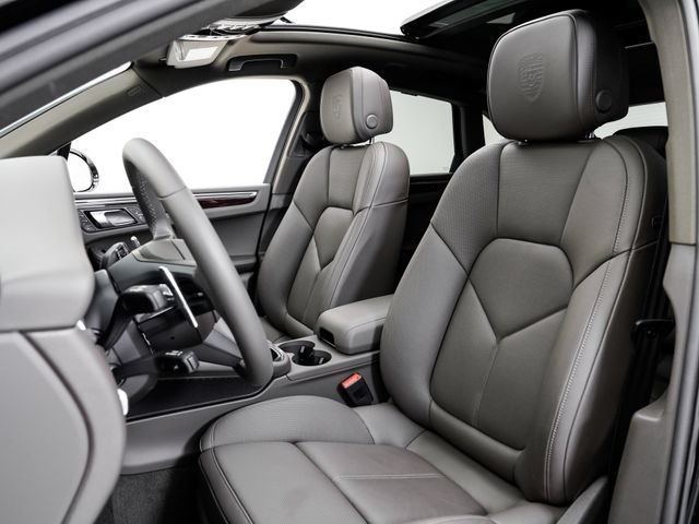 Certified 2026 Porsche Macan AWD/4WD image 5