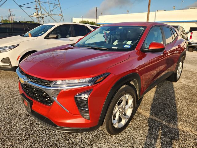 Used 2024 Chevrolet Trax LS w/ LS Convenience Package FWD image 3