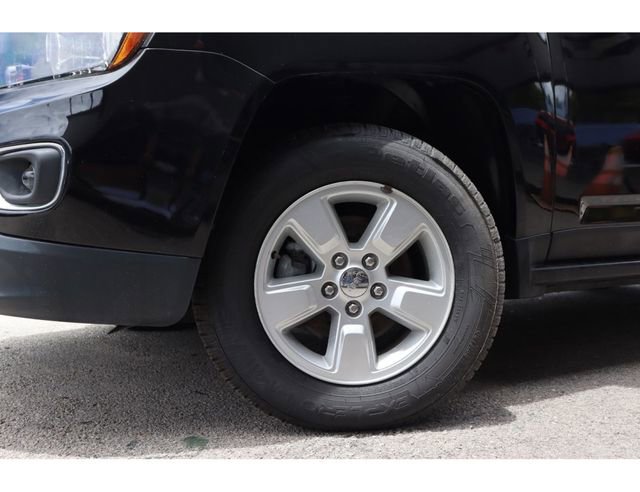 Used 2016 Jeep Compass Latitude FWD image 3