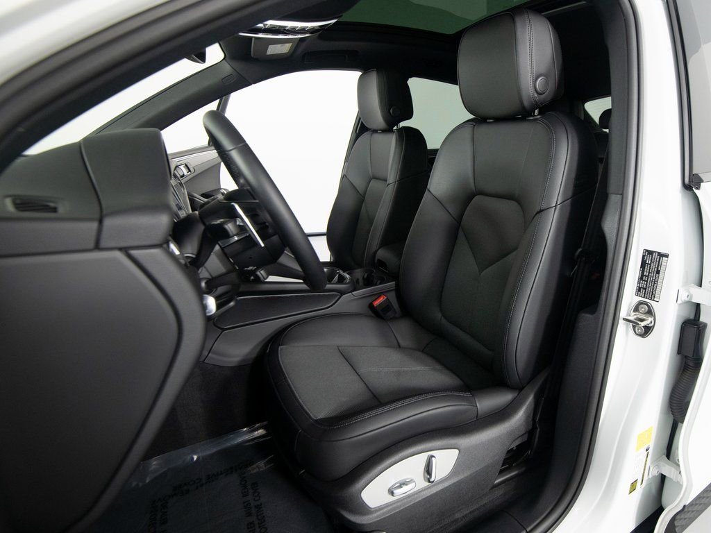 Certified 2025 Porsche Macan image 17