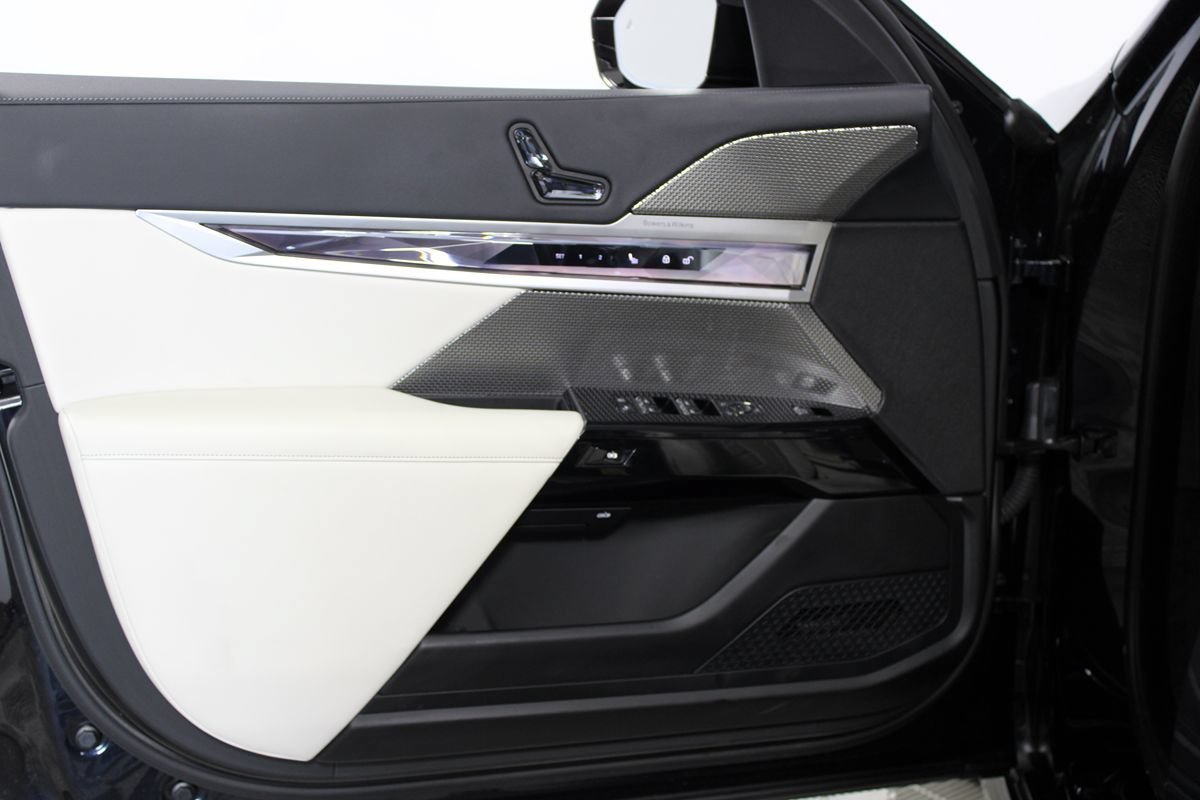 Used 2023 BMW i7 xDrive60 AWD/4WD image 7