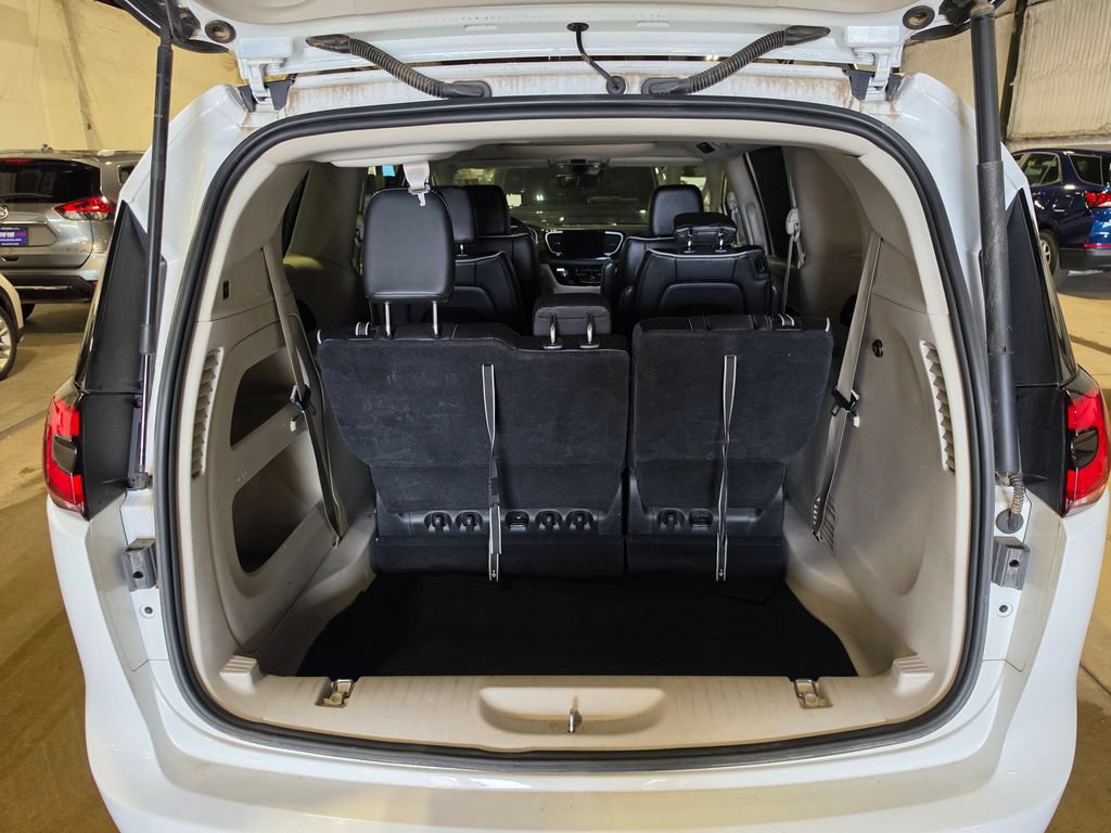 Used 2023 Chrysler Pacifica Limited FWD image 8