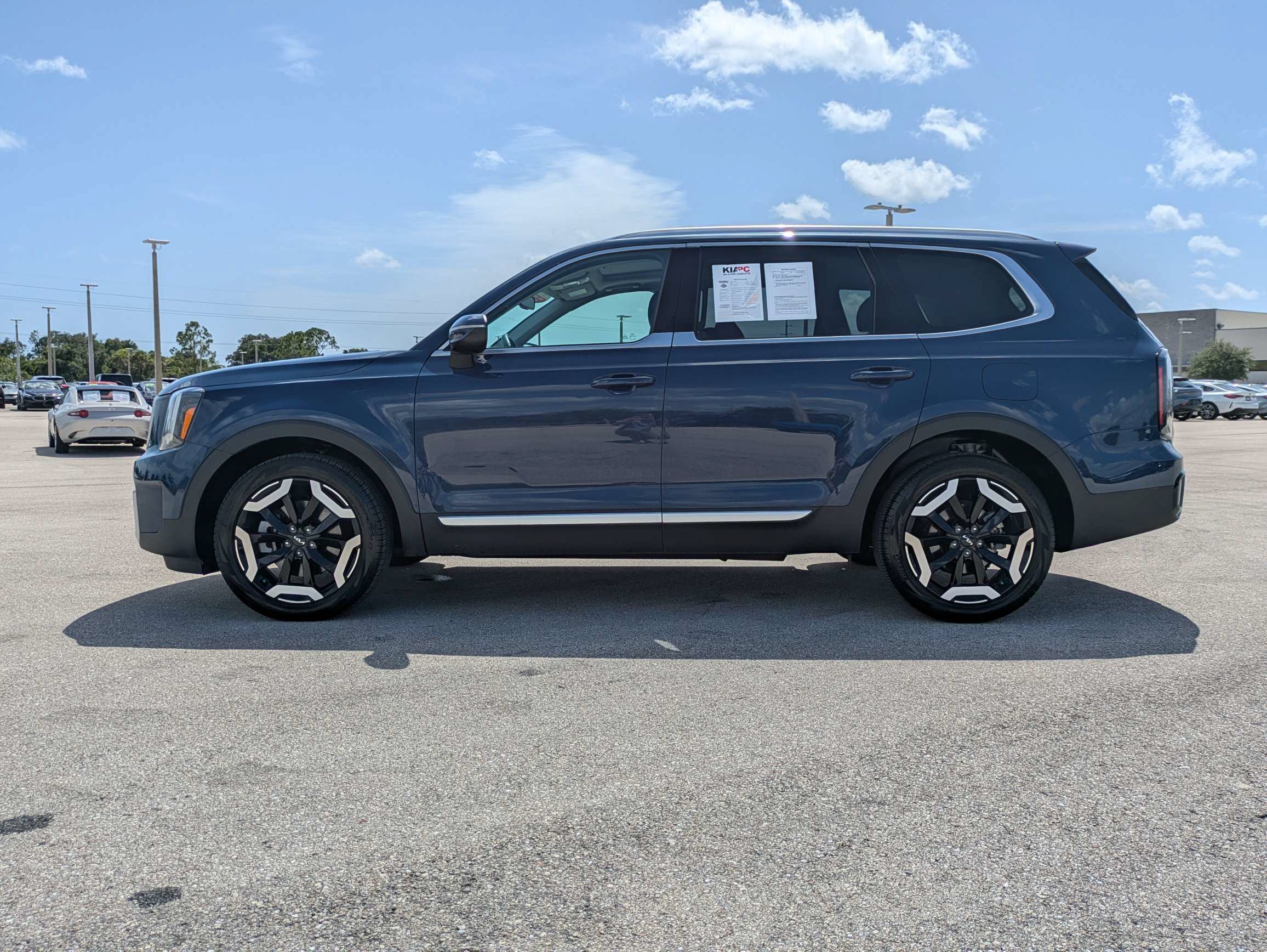 Certified 2025 Kia Telluride EX w/ EX Captain's Chair Package AWD/4WD image 8