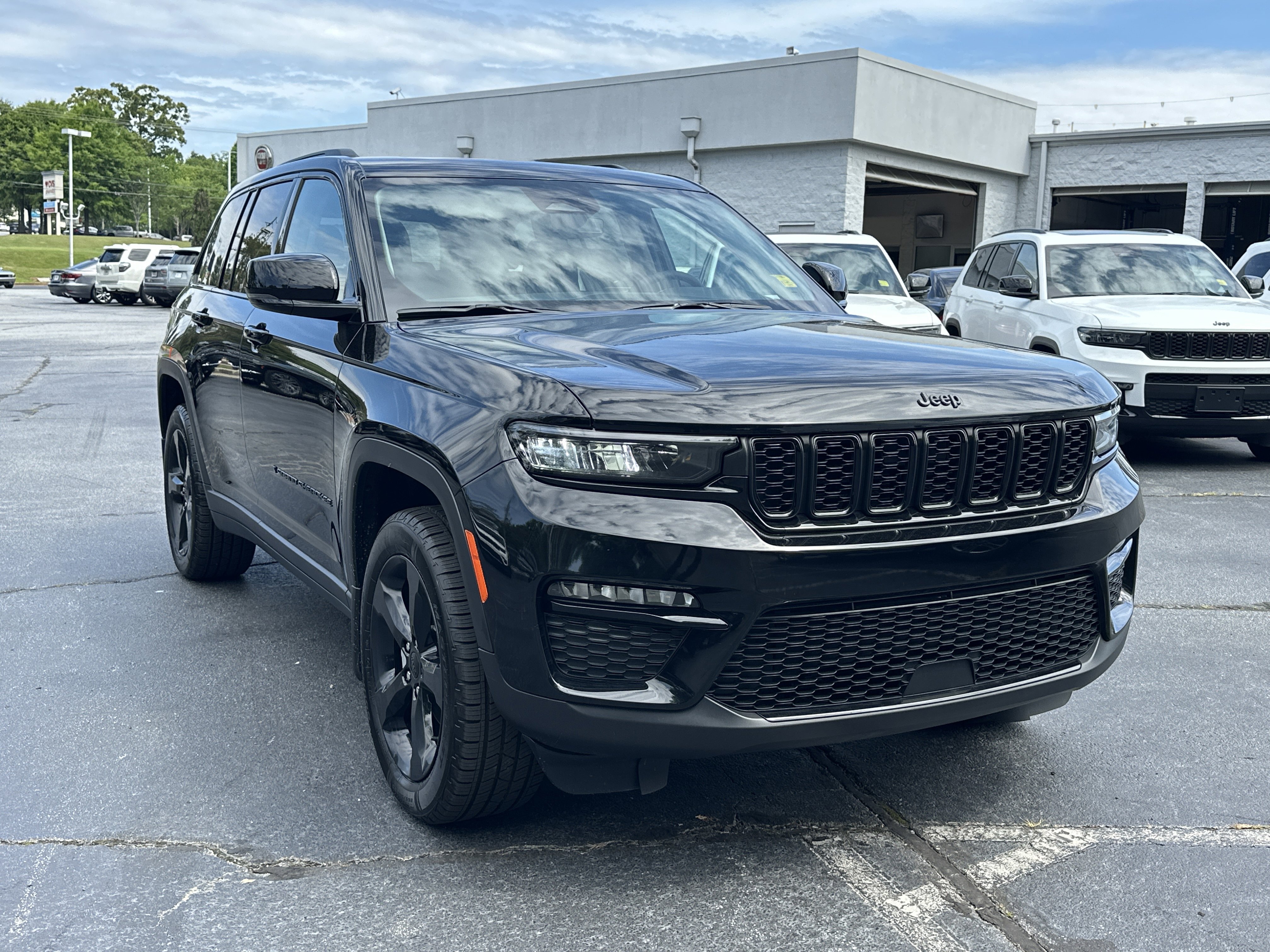 Used 2023 Jeep Grand Cherokee Limited w/ Black Appearance Package AWD/4WD image 2