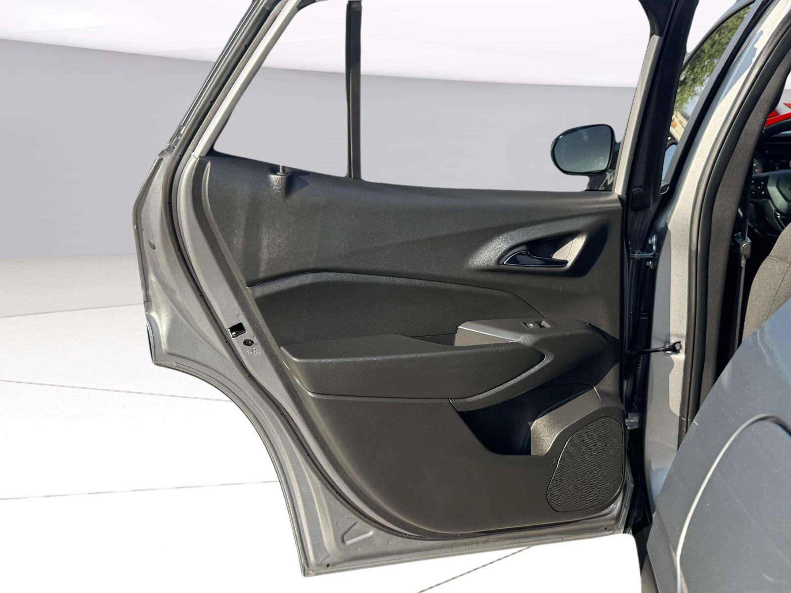 Used 2024 Chevrolet Trax RS w/ Sunroof Package FWD image 36