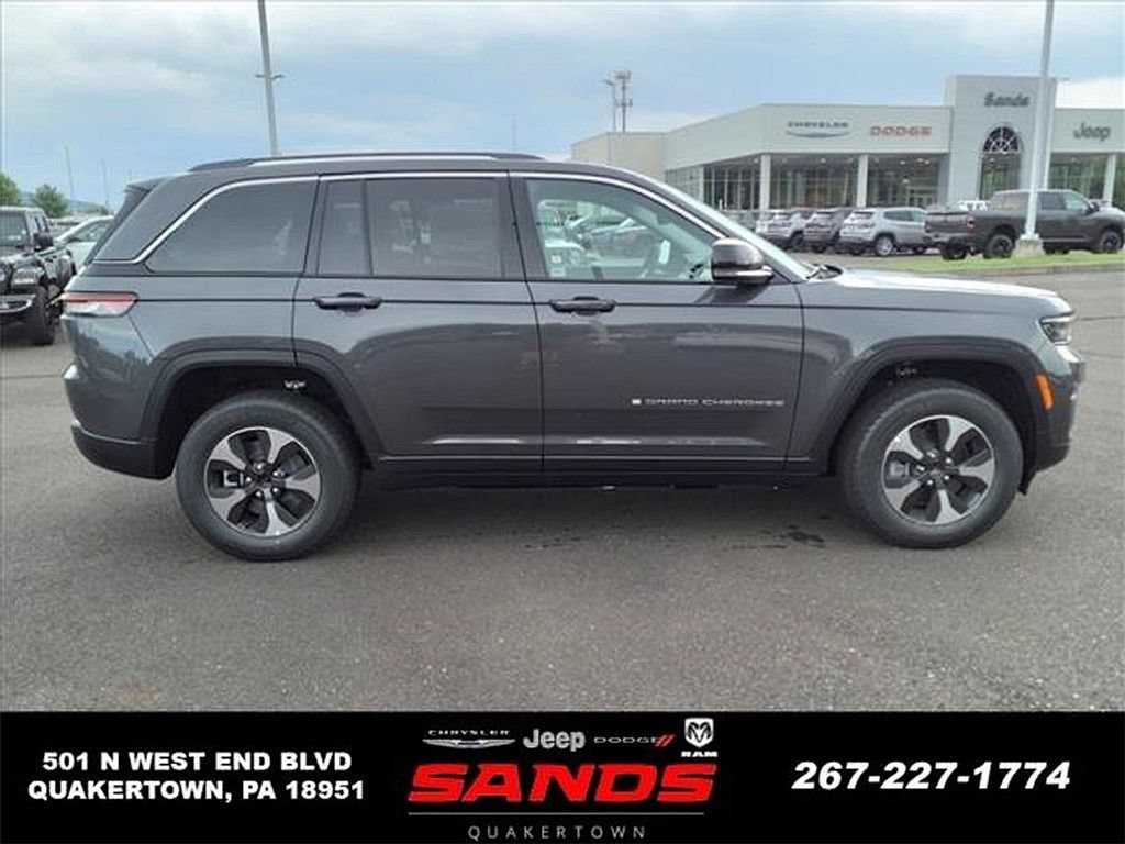 New 2023 Jeep Grand Cherokee 4WD 4xe w/ Luxury Tech Group II image 3