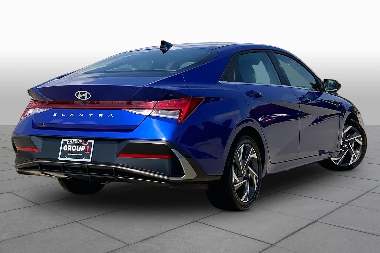 Used 2025 Hyundai Elantra SEL FWD image 12
