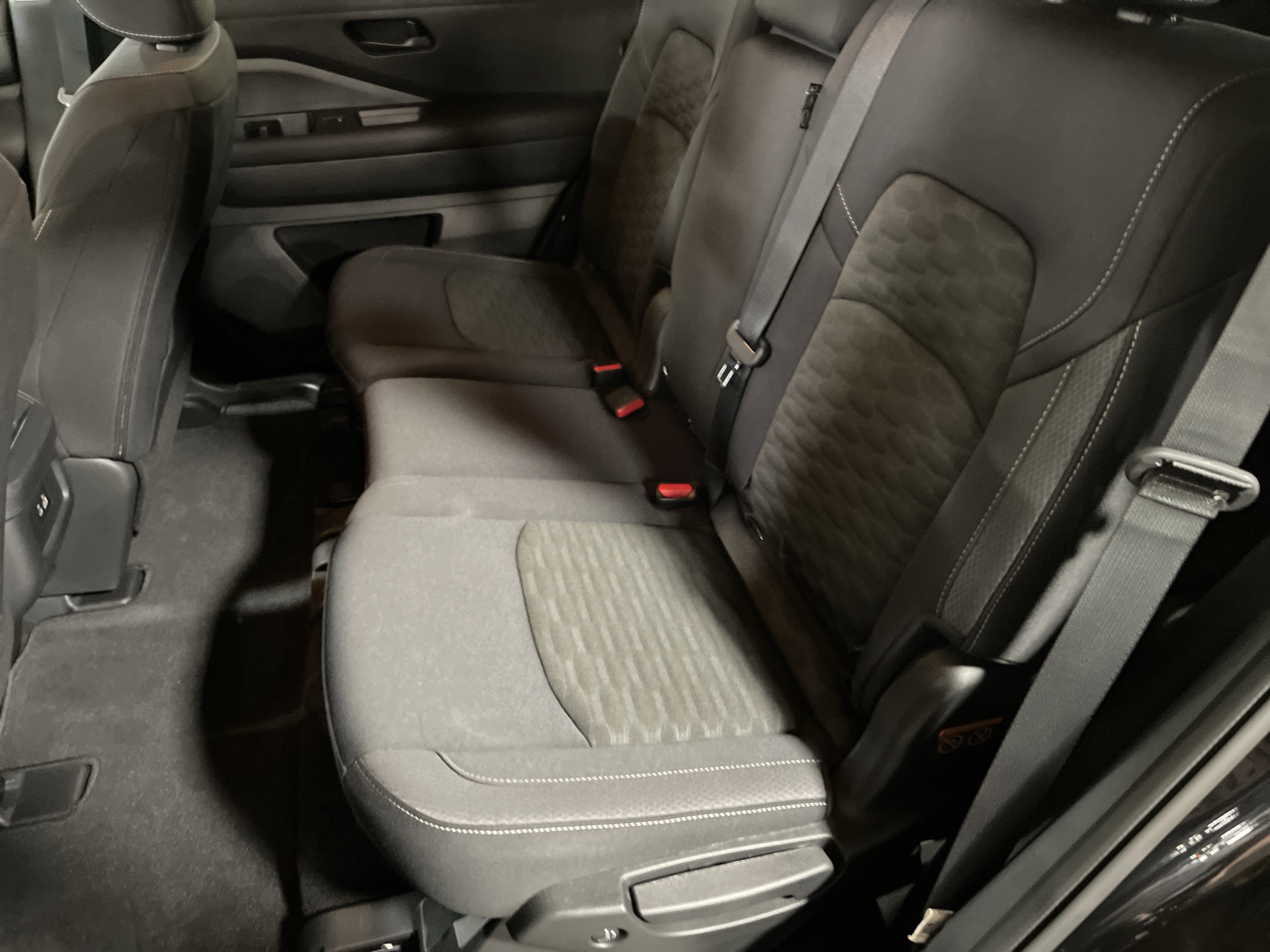 Used 2024 Nissan Pathfinder S image 11