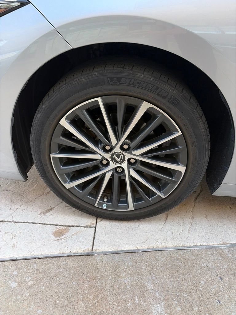 Used 2022 Lexus ES 350 w/ Premium Package FWD image 4