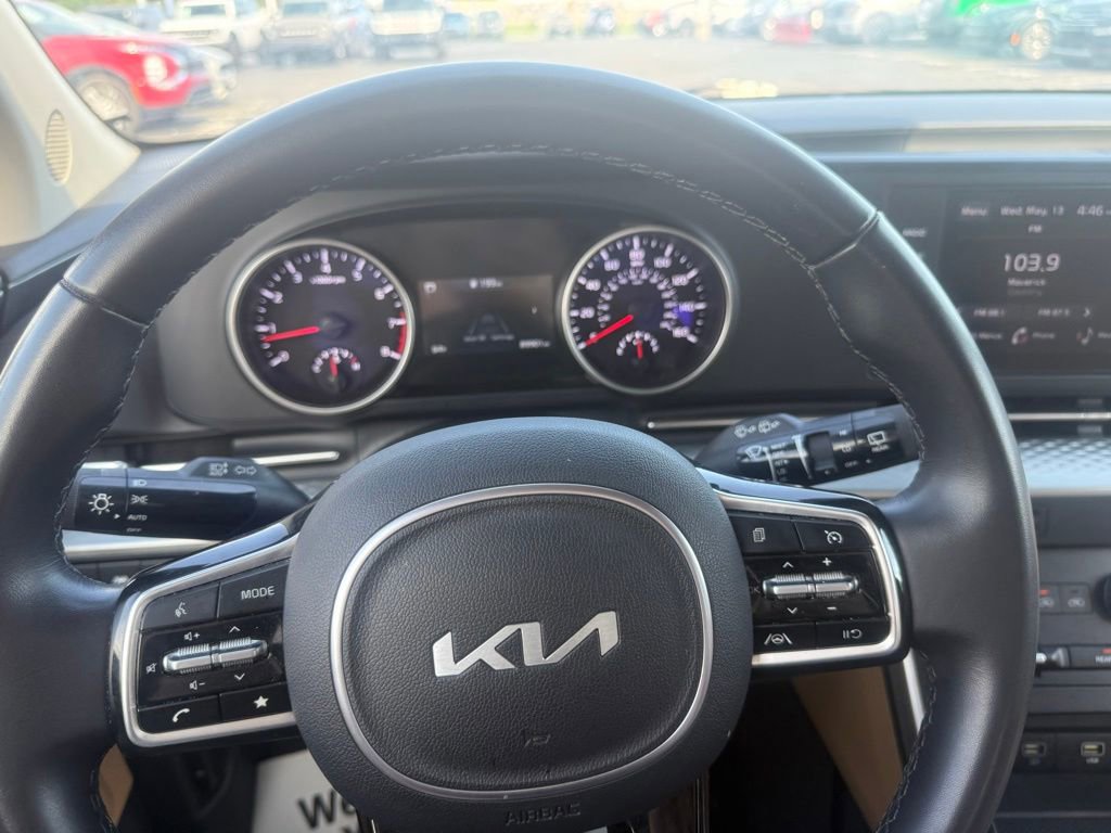 Used 2024 Kia Carnival LX FWD image 17