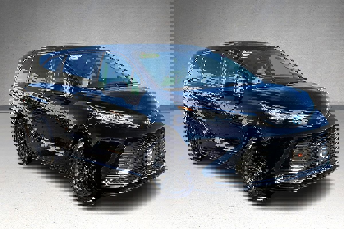 Used 2023 Toyota Sienna XLE image 2