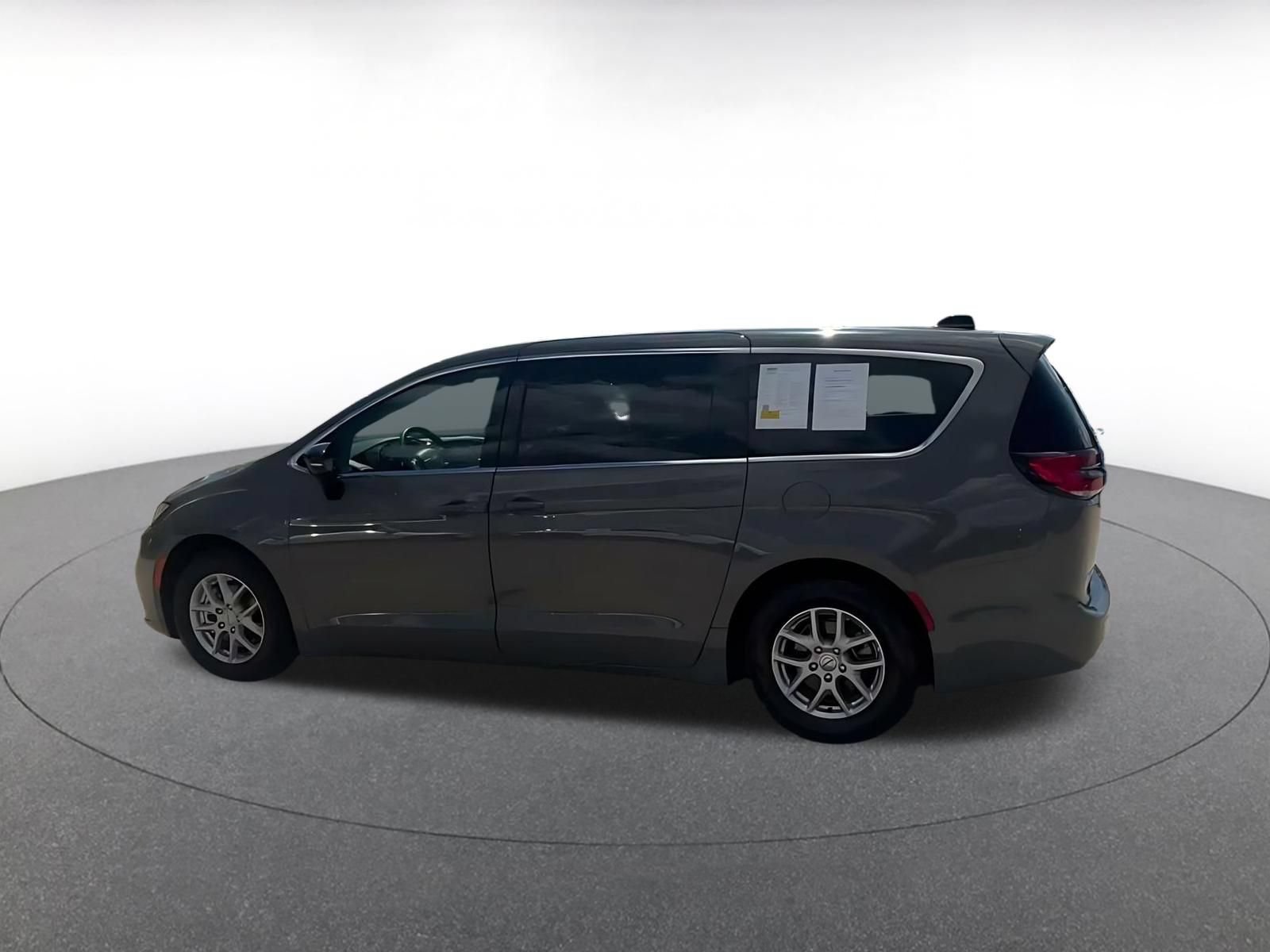 Used 2025 Chrysler Pacifica Select FWD image 8