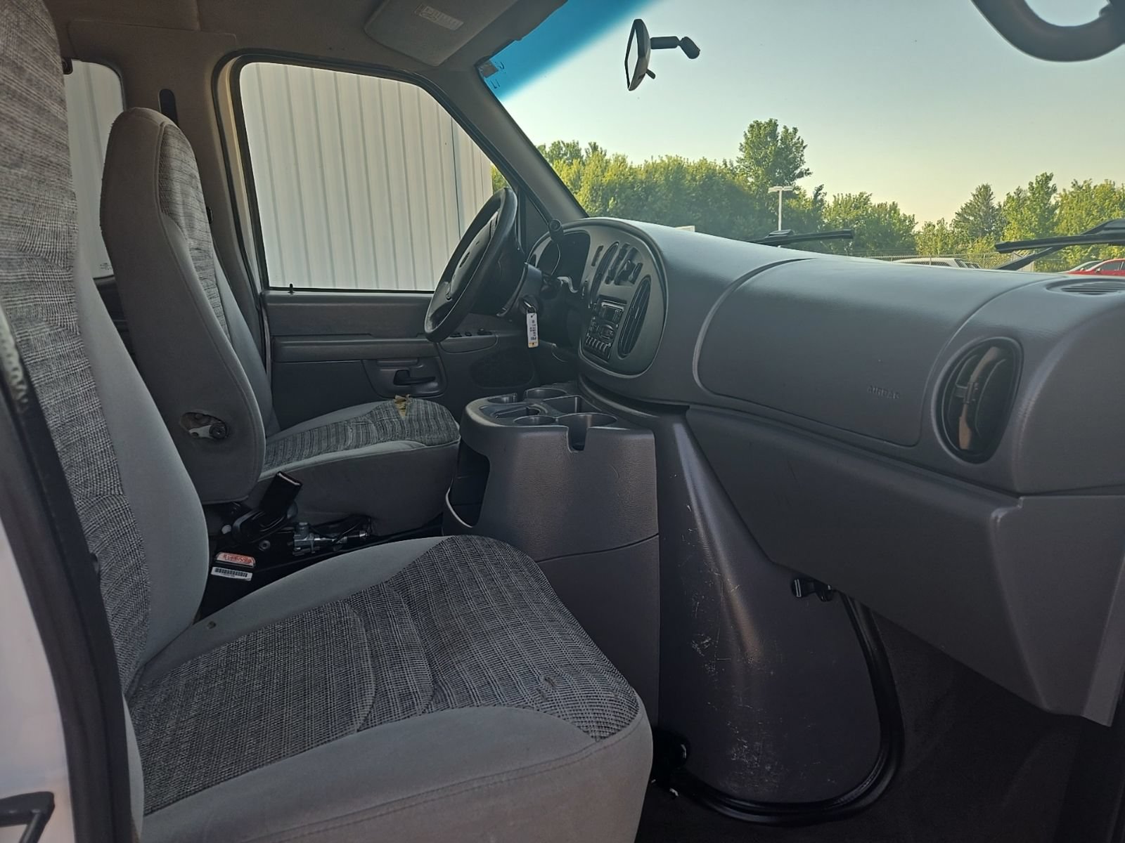 Used 2002 Ford E-350 and Econoline 350 XLT RWD image 10
