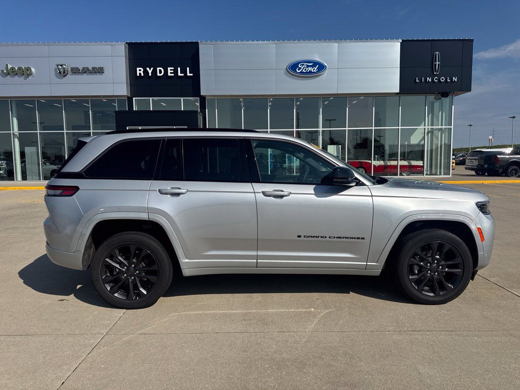 Used 2026 Jeep Grand Cherokee Limited AWD/4WD image 2