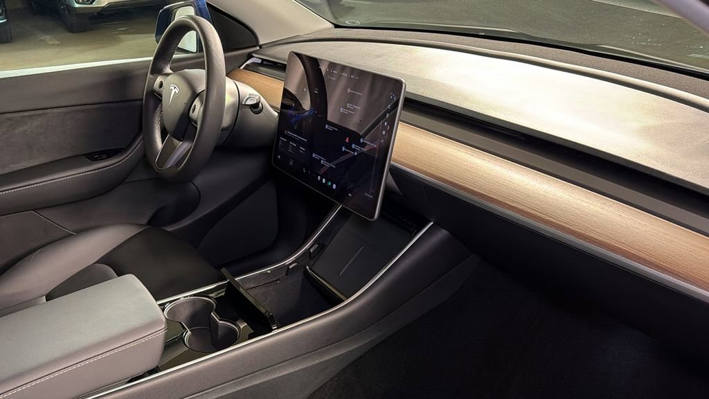 Used 2021 Tesla Model Y Standard Range image 8