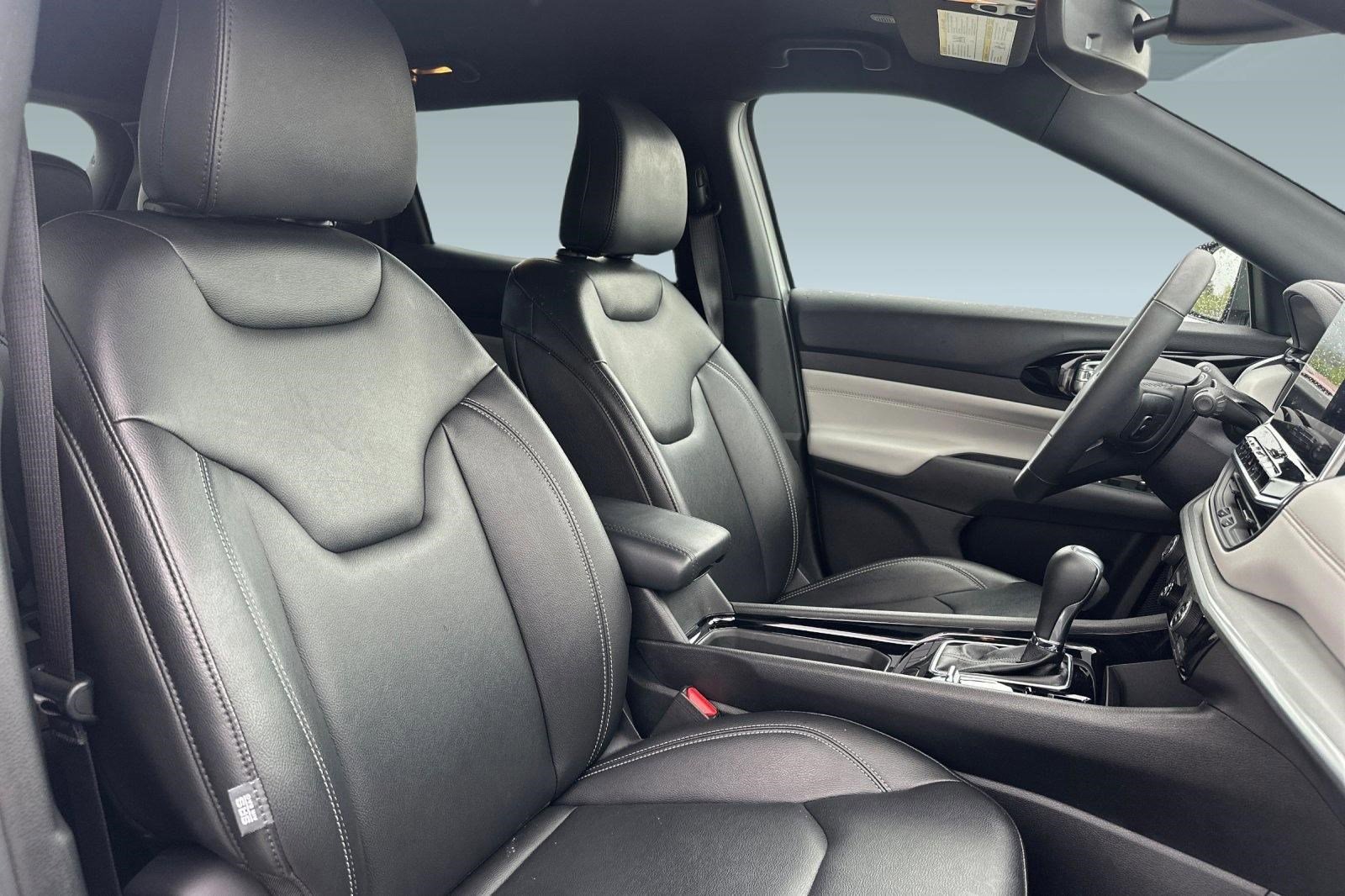 Used 2025 Jeep Compass Limited image 32