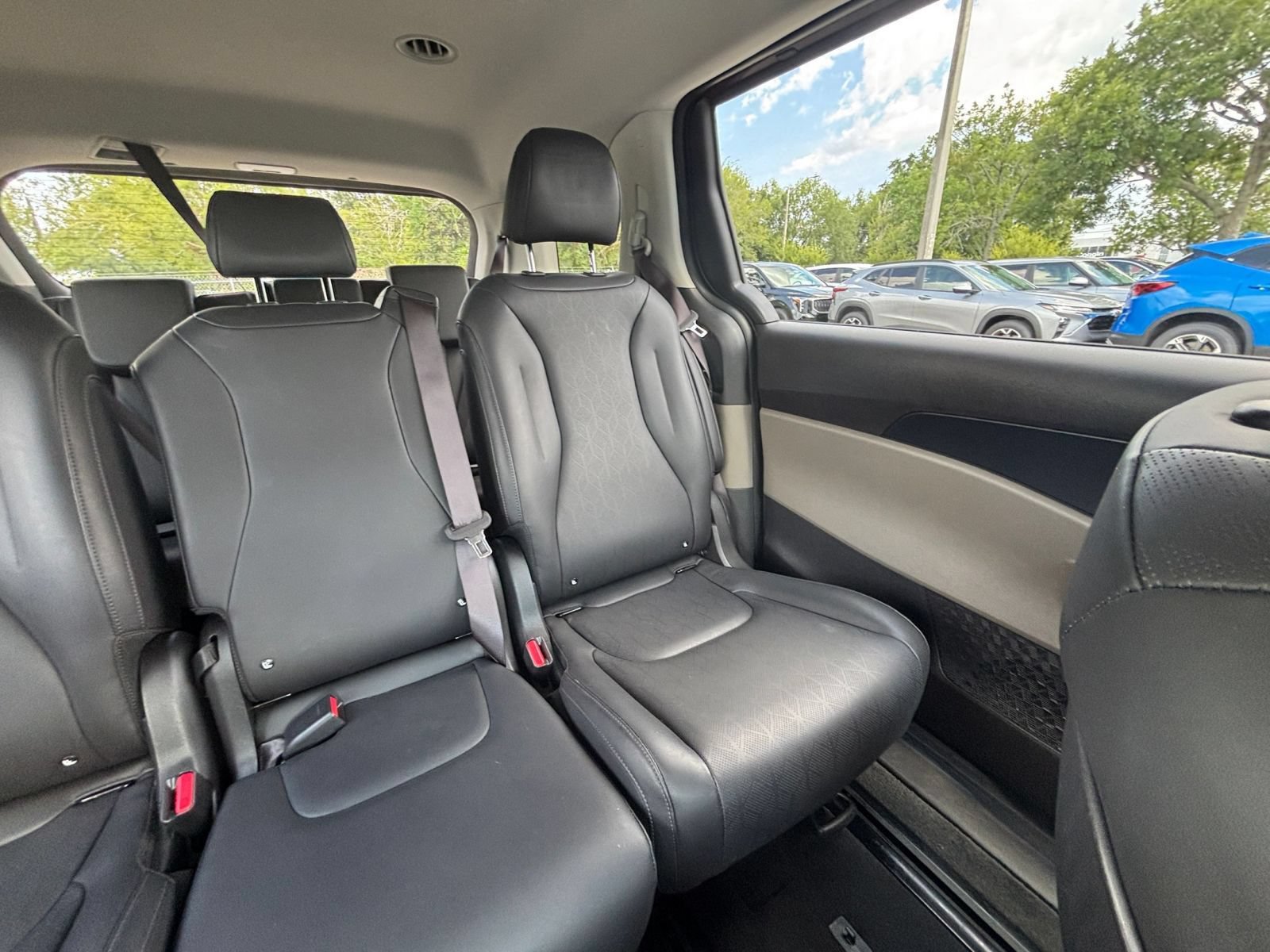 Used 2026 Kia Carnival FWD image 40