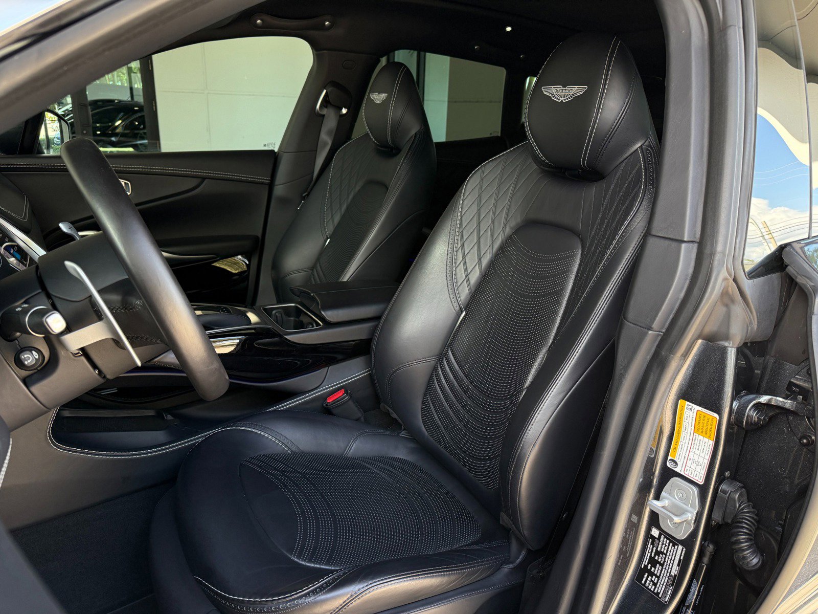 Used 2022 Aston Martin DBX image 22