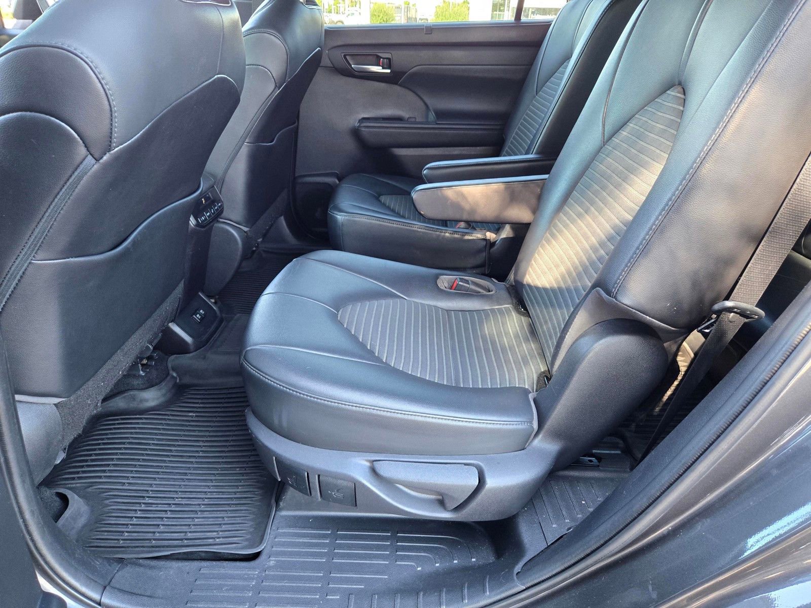 Used 2021 Toyota Highlander XSE FWD image 10