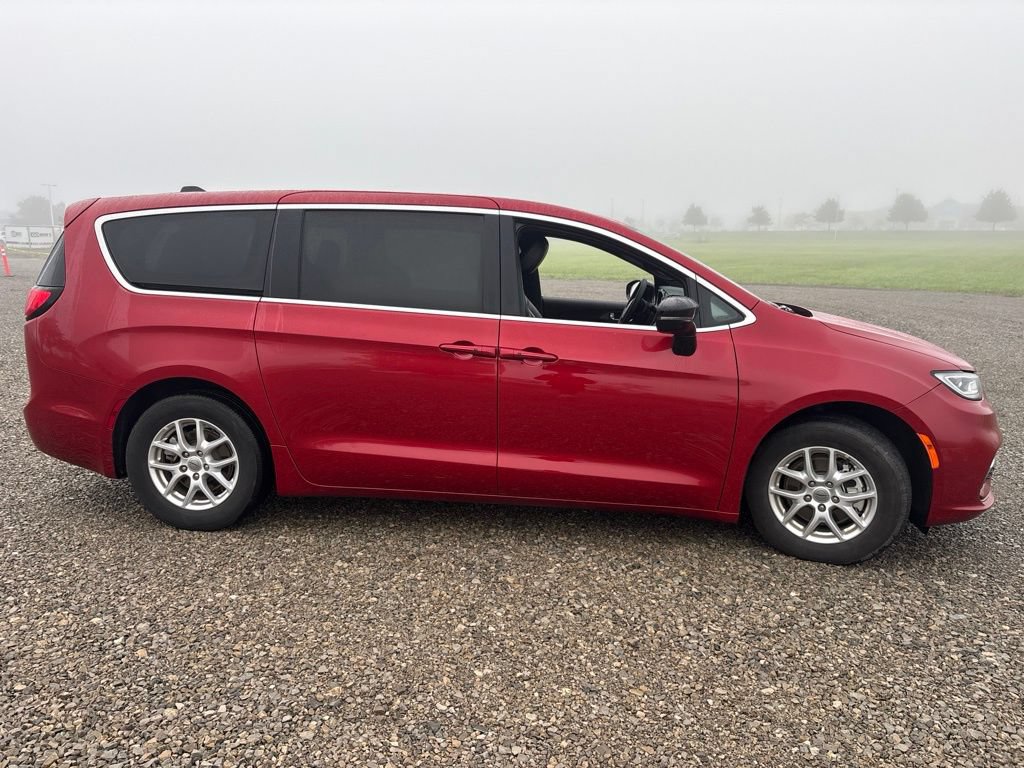 Used 2025 Chrysler Pacifica Select FWD image 11
