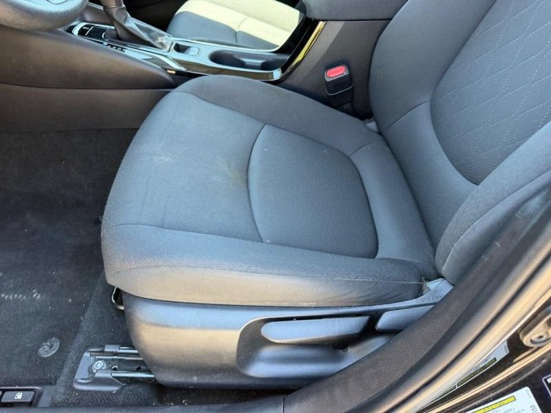Used 2022 Toyota Corolla LE FWD image 16